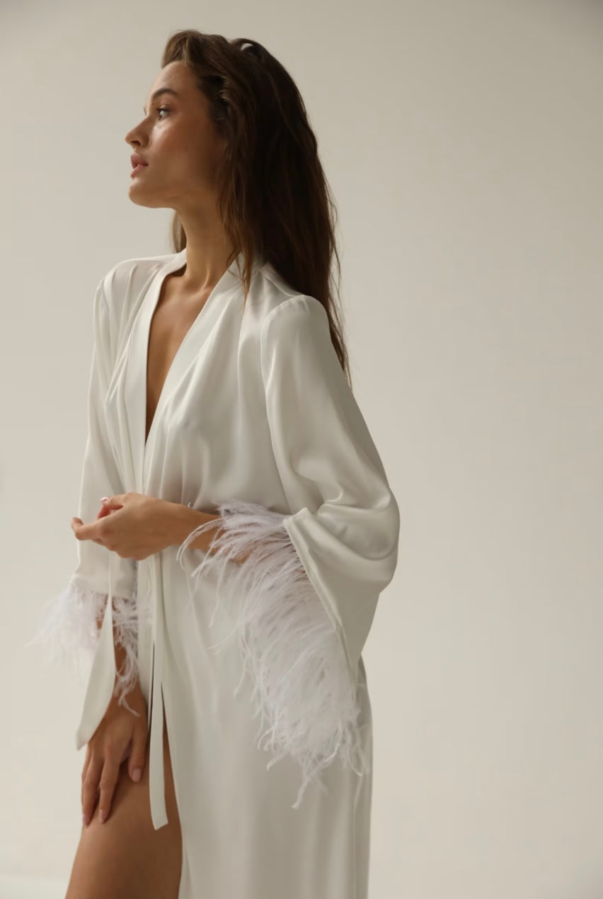 <tc>White nightgowns and robe with feathers + initials</tc>